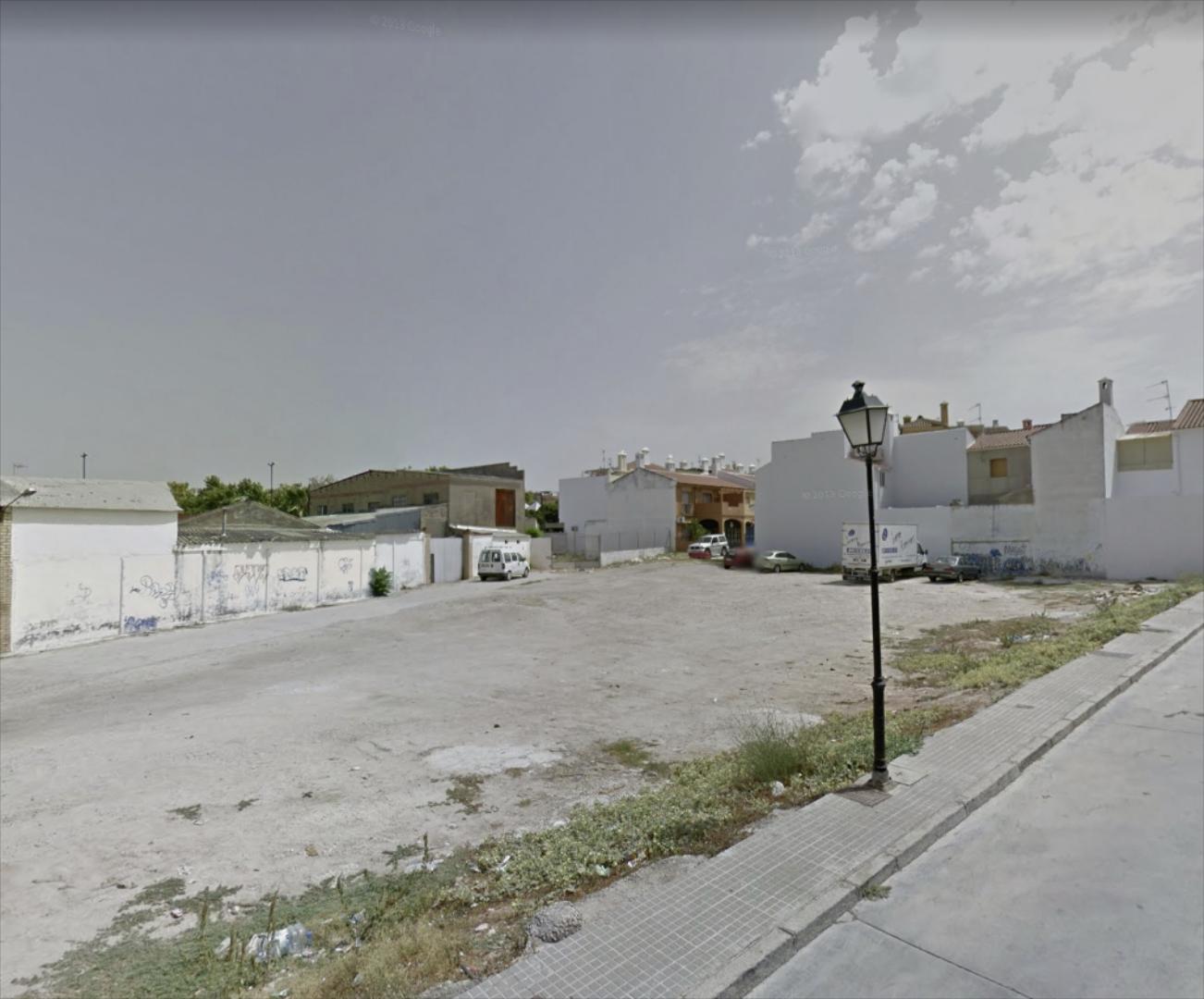 Parcela en calle Juan Manuel de Aréjula, zona Parque. Cuenta con una superficie de 106 m2. y 8 m. de fachada a calle. Su