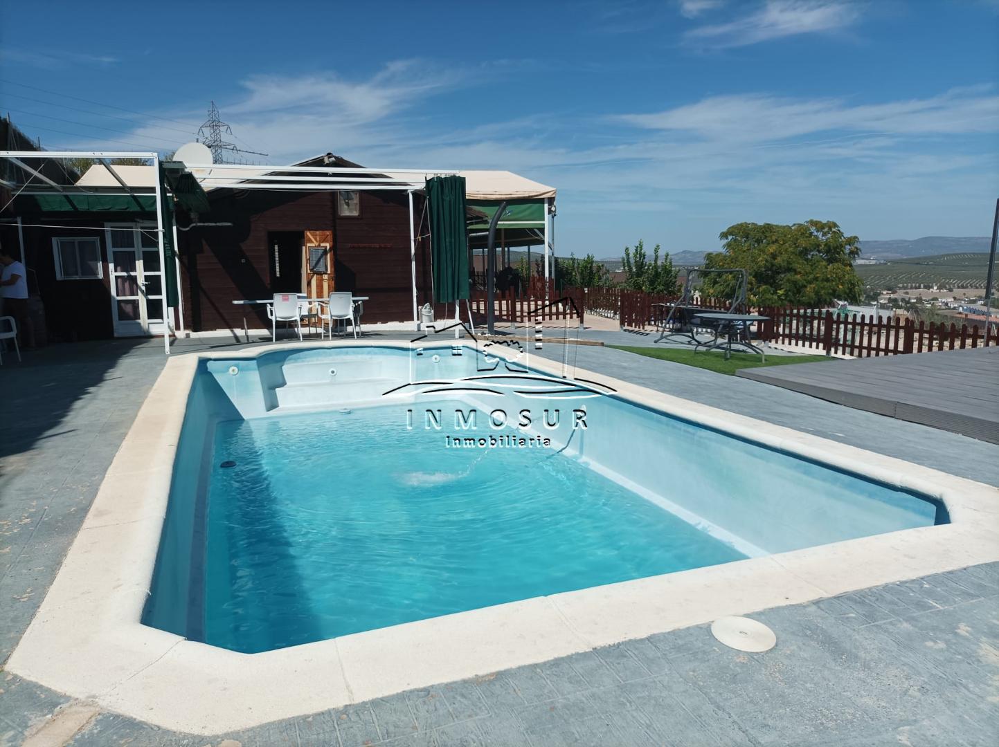 Chalet en zona Poleares. Cuenta con una parcela de 2.000 m2. y una vivienda de madera en una planta con salón-comedor, c