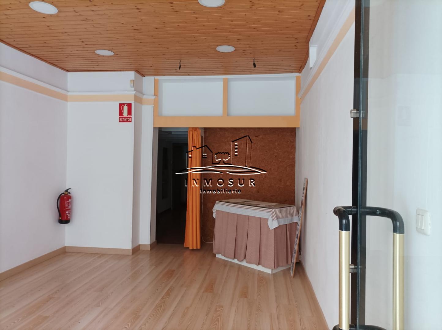 Local comercial en zona Plaza Nueva. Cuenta con una superficie en planta baja de 60 m2. y un altillo de 20 m2. Distribui
