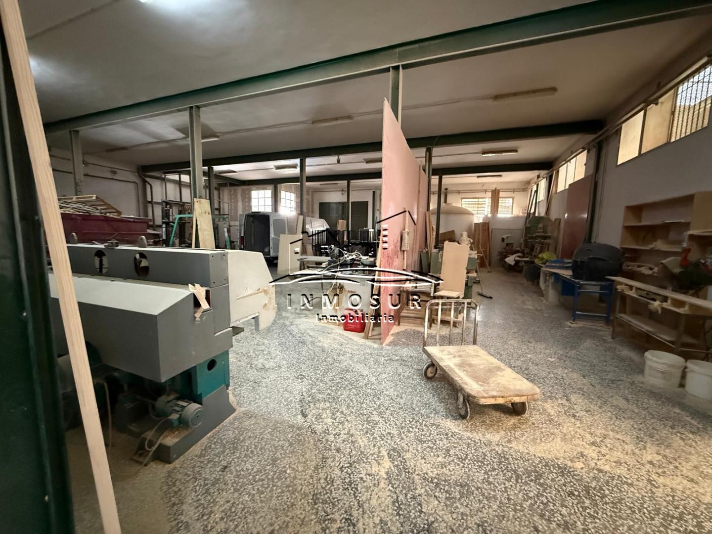 Nave industrial en zona la Torca. Cuenta con una superficie de 1350 m2., distribuidos en dos plantas. La planta baja dis