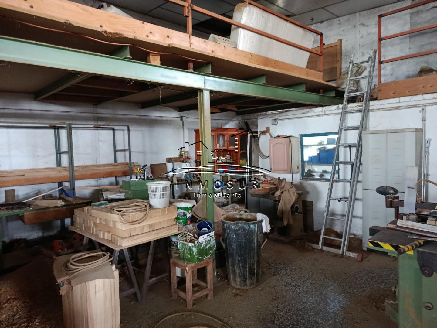 Nave en zona Zarpazo. Cuenta con una superficie de parcela de 1300 m2. y una superficie construida de 450 m2.
