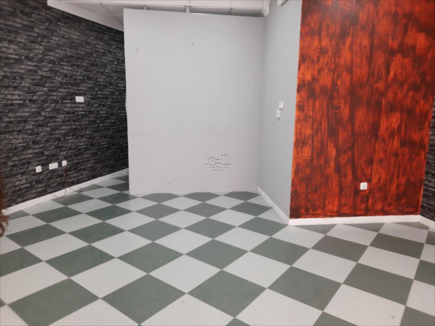Local en una de las zonas comerciales más importantes de Lucena. Tiene una superficie de 40 m2. y amplio escaparate.
#r