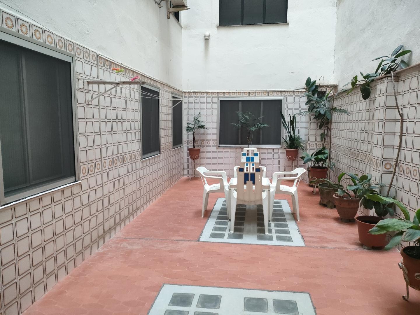 A la venta esta vivienda en el emblemático barrio de Ruzafa, muy céntrica, amplia, luminosa que consta de 4 dormitorios