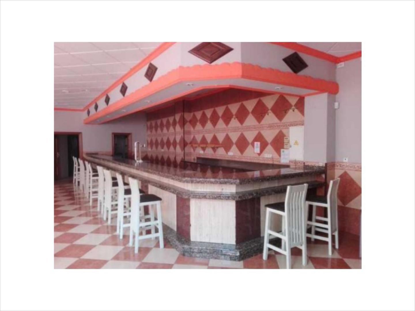 Nave actualmente terminada como Bar-Restaurante. Dispone de dos plantas de 250 m2 cada una. Cuenta con dos barras, dos c