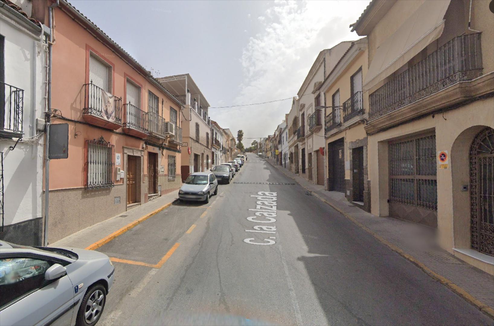Casa en zona la Calzada. Cuenta con una superficie de parcela de 193 m2. y una superficie construida de 331 m2. La plant