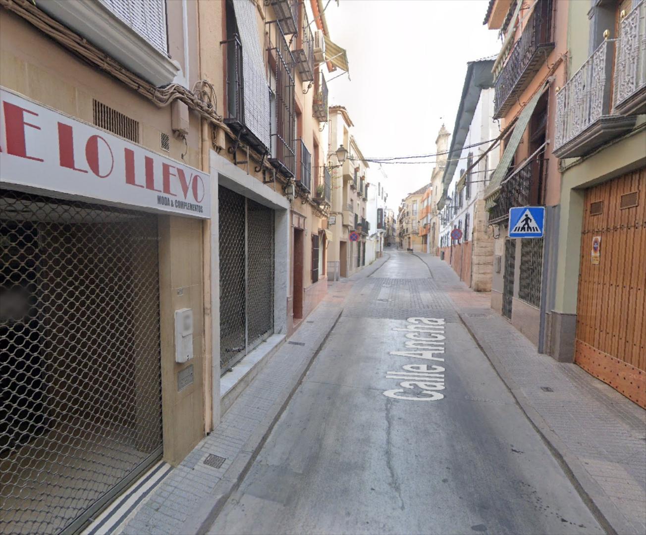Local comercial en zona calle Ancha. Cuenta con una superficie de 100 m2., distribuidos en una estancia amplia y un alma