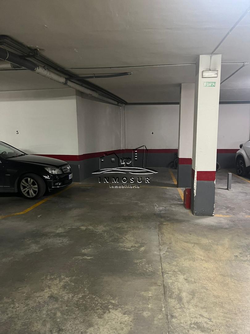 Parking en zona calle las Torres. Plaza de aparcamiento muy amplia (para coche y moto). El acceso es mediante ascensor.