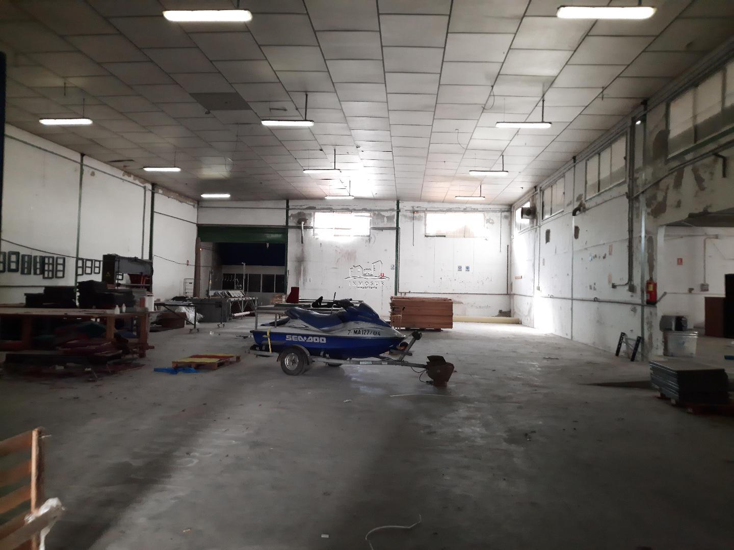 Nave industrial en Polígono La Viñuela. Cuenta con una superficie de parcela de 1.600 m2., con 41 m. de fachada. La nave