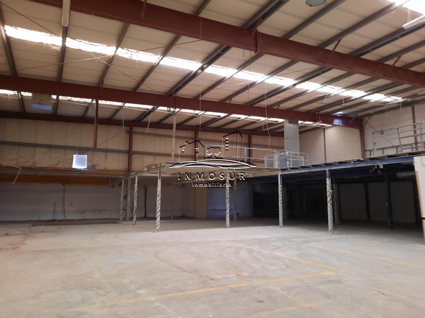 Nave industrial en zona Ctra. Cabra. Cuenta con una superficie de 2.650 m2, distribuidos en 2.000 m2. en planta baja y u