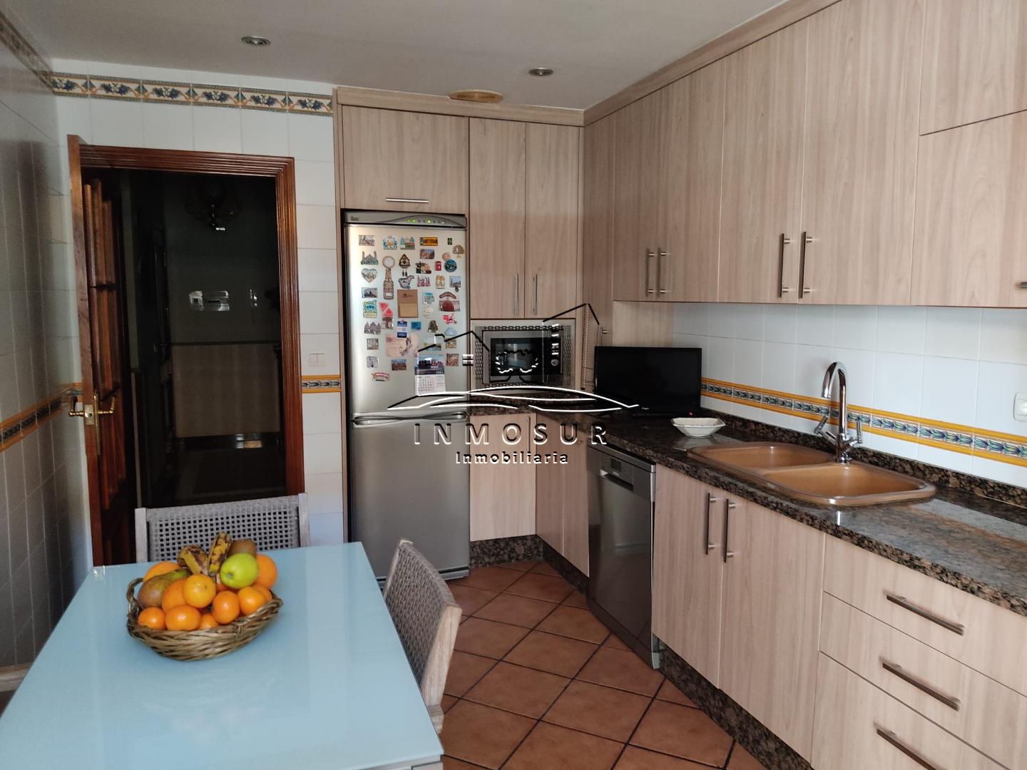 Casa en zona Parque. La planta baja dispone una cochera, recibidor, salón-comedor, cocina amueblaa, aseo y patio. La pla