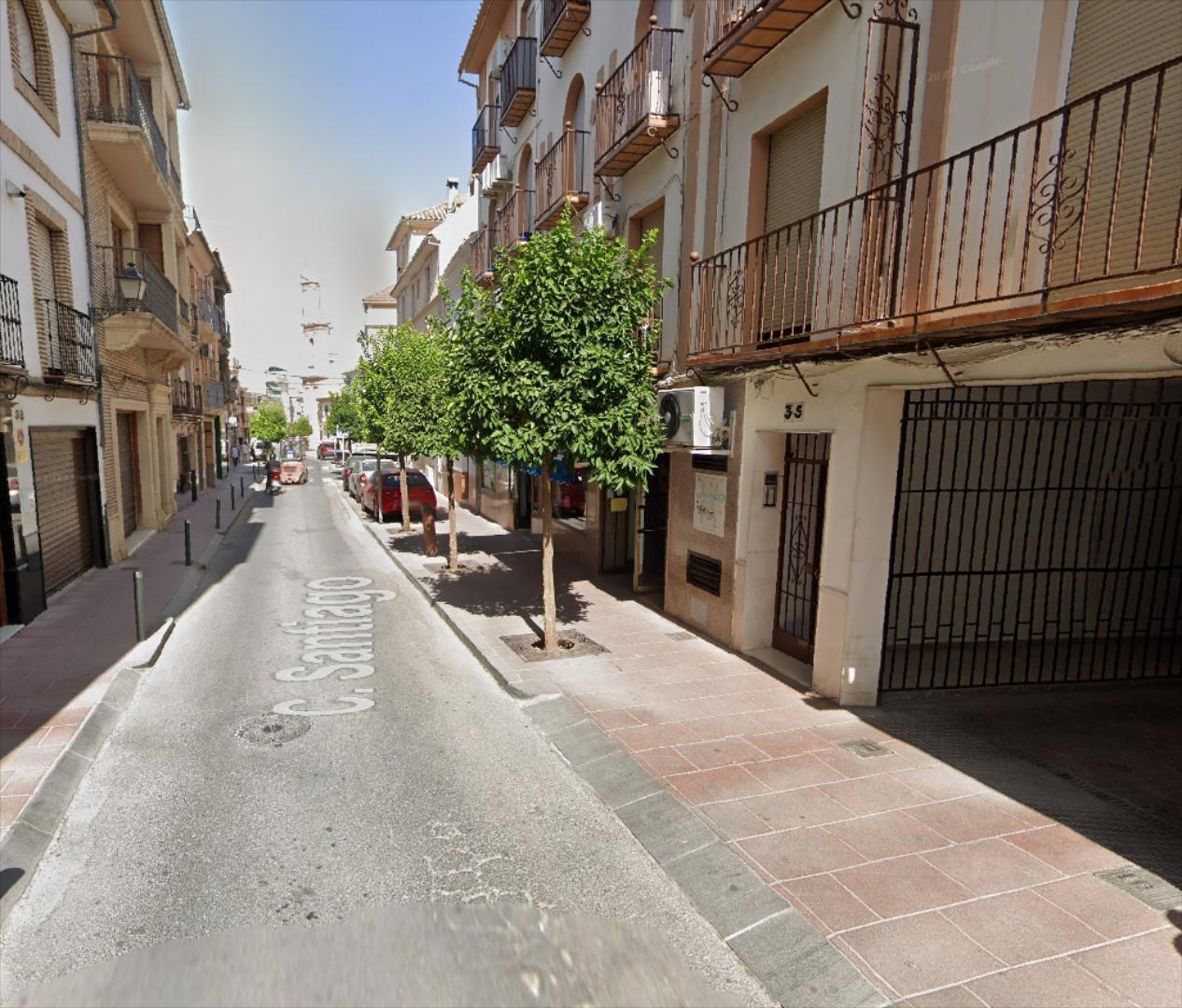 Cochera cerrada en calle Santiago. Cuenta con una superficie de 12,29 metros cuadrados (4,65 x 2,63 m.). Incluye una est