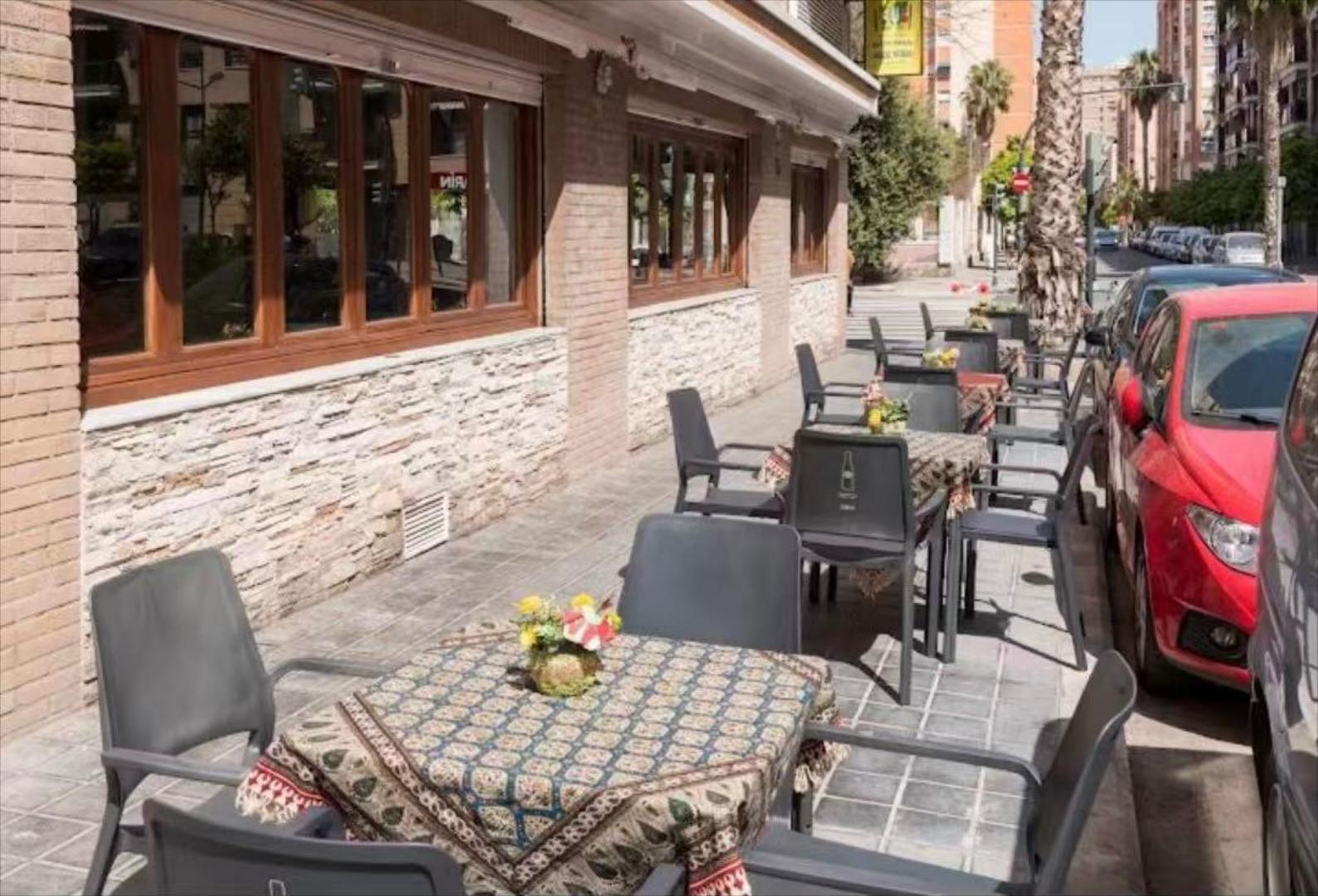 RESTAURANTE CON LICENCIA DE ACTIVIDAD Y DE TERRAZA EN RENTABILIDAD.
A tan solo 220 metros de las estaciones de metro núm