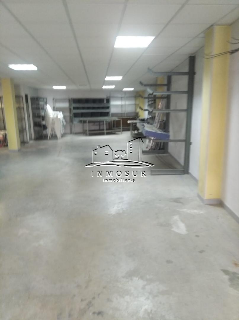 Local en zona calle Cesteros. Cuenta con una superficie de 144 m2. y dispone de oficina y dos cuartos de baño. Ideal com
