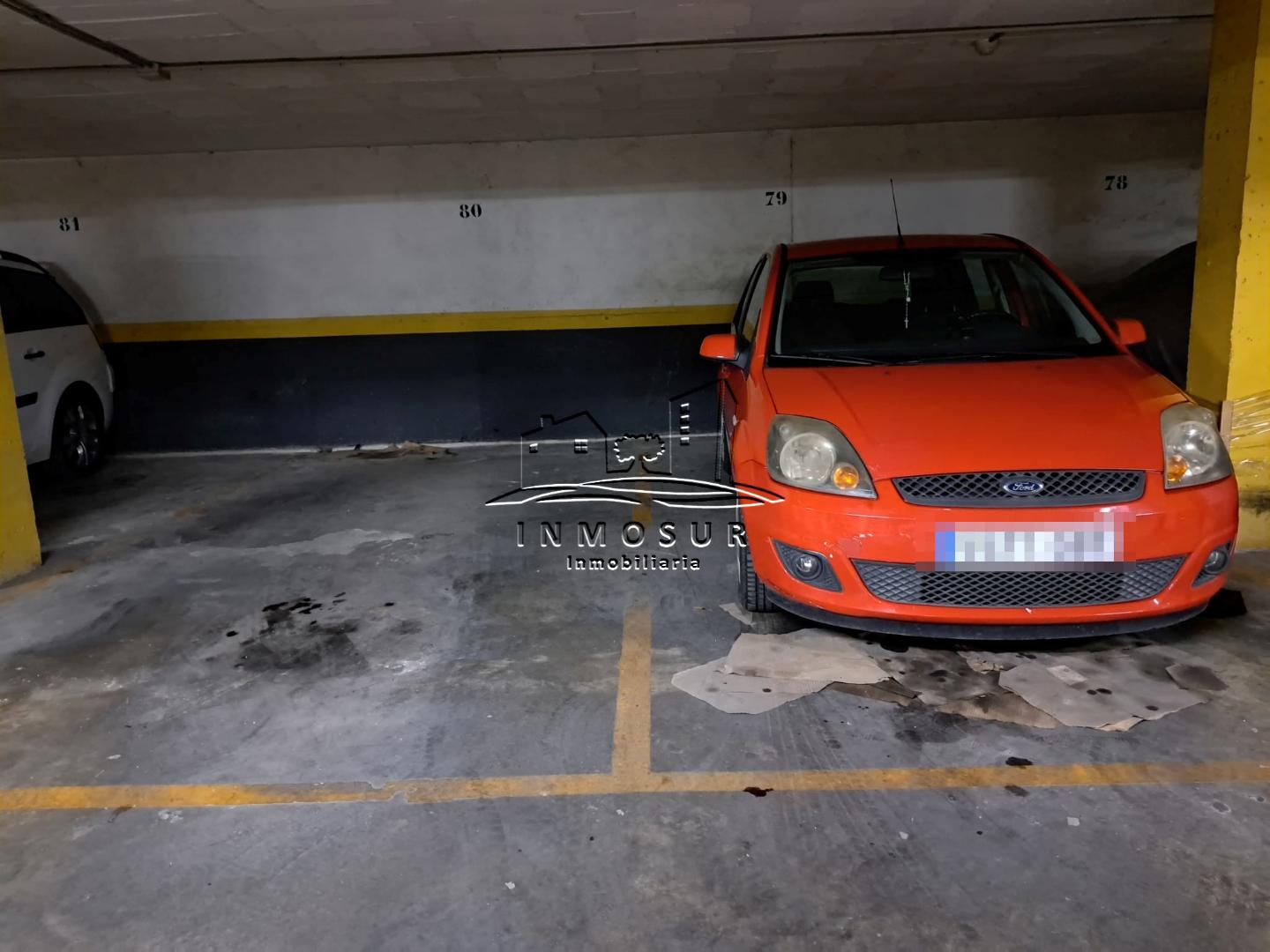 Dos parking en zona Avenida del Parque. Fácil maniobrabilidad.