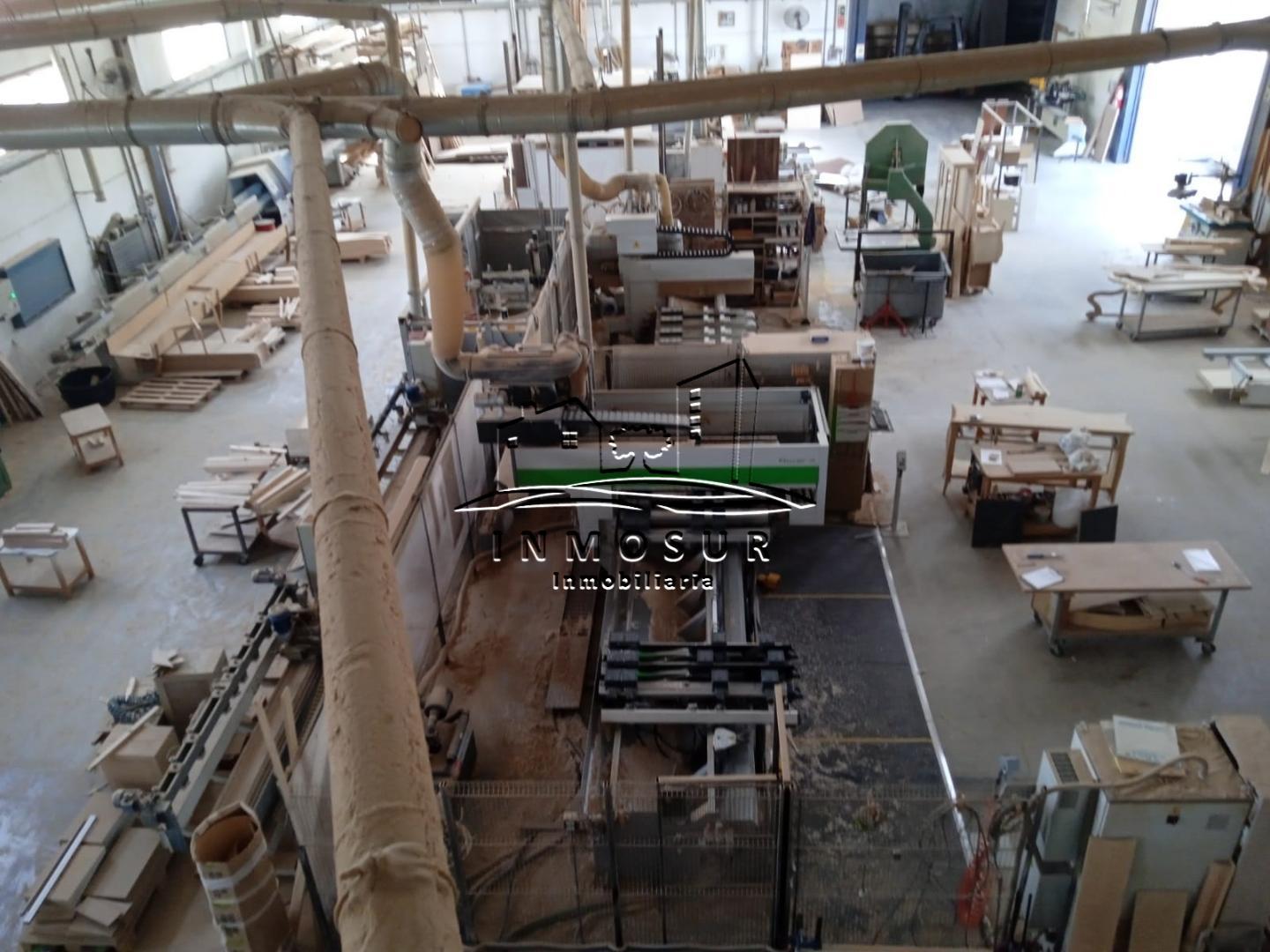 Nave en Polígono Industrial Príncipe Felipe. Cuenta con una superficie de parcela de 1.868 m2. y una superficie construi