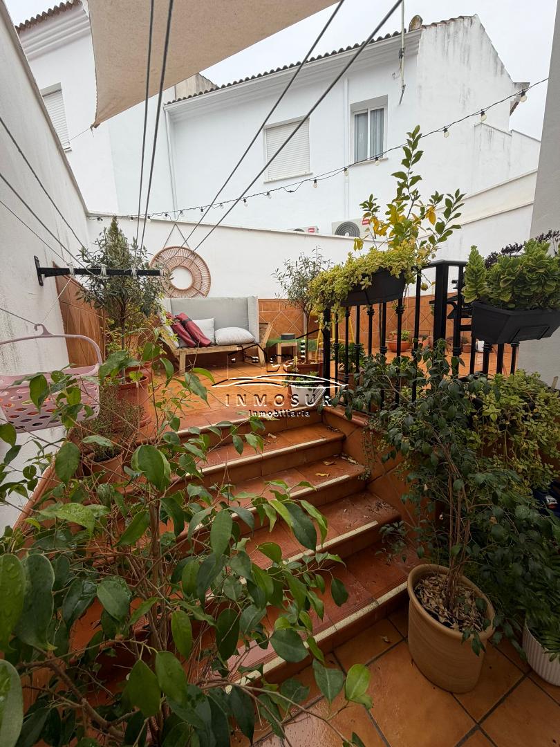 Casa en Navas del Selpillar. Cuenta con una superficie construida de 222 m2., distribuidos en tres plantas. Dispone de u