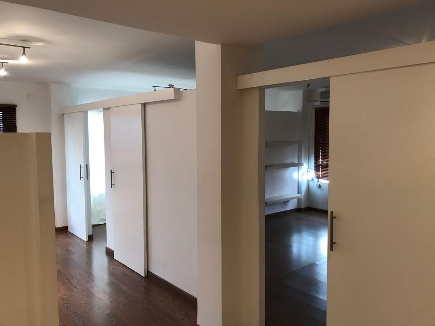 Entresuelo ideal para oficinas, de unos 80 m2, con recibidor, oficina, aseo, almacén, tres salitas, suelo de tarima, cua